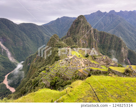 馬丘比丘全景 |被雲霧和山脈環繞的神秘印加城市（秘魯） 124825314