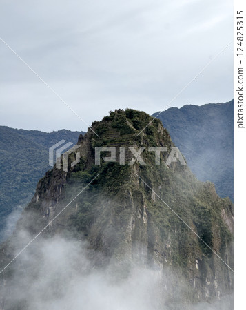 華伊納比丘山漂浮在雲端|俯瞰馬丘比丘的神秘聖地 華伊納比丘山漂浮在雲端|俯瞰馬丘比丘的神秘聖地 124825315