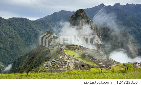 馬丘比丘全景 |被雲霧和山脈環繞的神秘印加城市(秘魯) 馬丘比丘全景 |被雲霧和山脈環繞的神秘印加城市(秘魯) 124825316