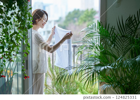 掛衣服的女人 掛衣服的女人 124825331