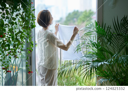 A woman hanging up the laundry 124825332