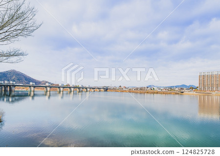 從犬山市犬山城附近望去的木曾川和各務原市的街景（愛知縣） 124825728