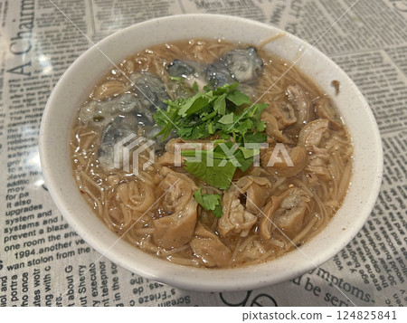 在餐廳拍攝一碗台灣美食大腸蚵仔麵線 在餐廳拍攝一碗台灣美食大腸蚵仔麵線 124825841