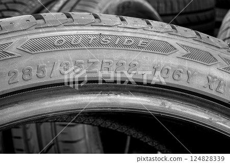 Side view of a tire with an indication of tire width, height and diameter, load and speed index 124828339