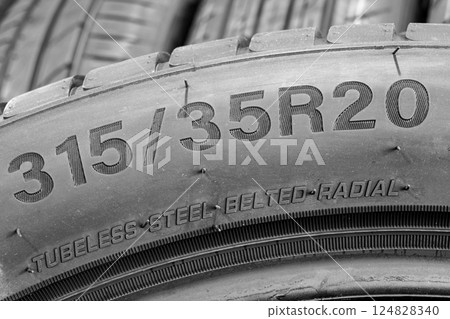 Side view of a tire with an indication of tire width, height and diameter, tubeless, radial type 124828340