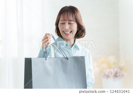 Middle women shopping Middle women shopping 124831041