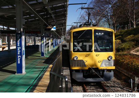 停在西武九條前站的西武狹山線101號牽引車 124831786
