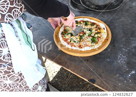 在燃木披薩烤箱中烘烤的披薩 — — 食物背景材料 124832627