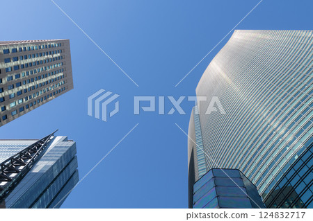 Skyscraper that shines in the blue sky 124832717