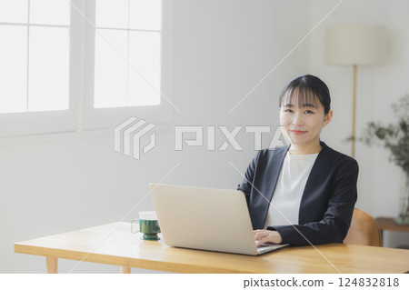 Woman drinking coffee during work Woman drinking coffee during work 124832818