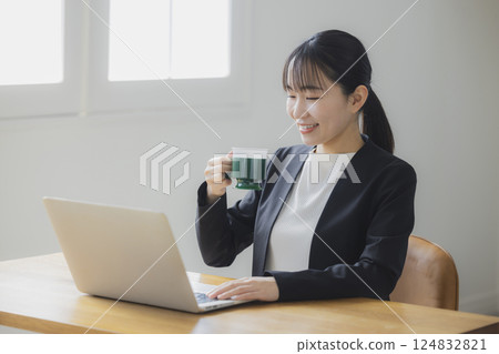 女人在工作期間喝咖啡 女人在工作期間喝咖啡 124832821