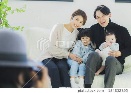 一個家庭在客廳放鬆 124832895