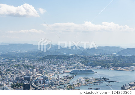 長崎縣佐世保市從夕張岳天文台看到的佐世保市街景 124833505