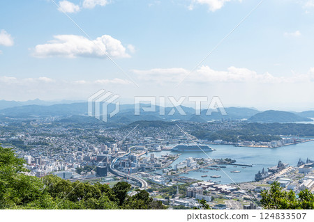 長崎縣佐世保市從夕張岳天文台看到的佐世保市街景 124833507