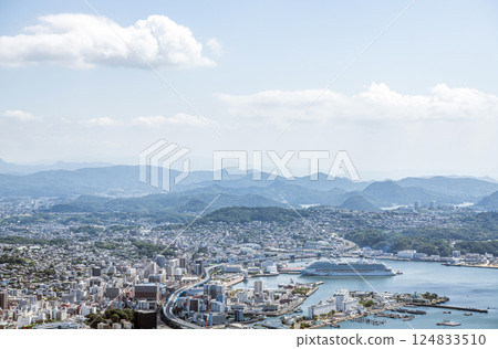 長崎縣佐世保市從夕張岳天文台看到的佐世保市街景 124833510
