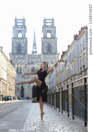 Ballet dancer posing en pointe in city center Ballet dancer posing en pointe in city center 124833687