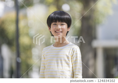 9 歲男孩對著鏡頭微笑 9 歲男孩對著鏡頭微笑 124834102