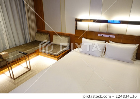 華麗的飯店客房，附一張雙人床 124834130