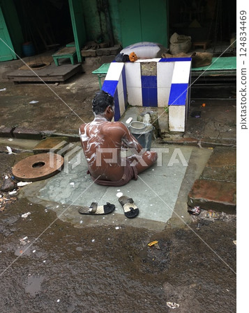 印度男子在街上洗澡 124834469