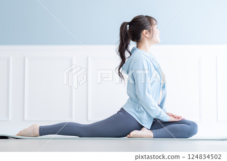一位年輕女子用柔韌的身體進行伸展 124834502