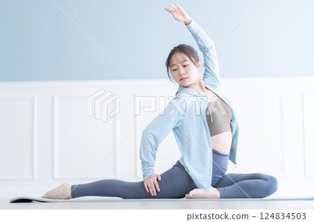 一位年輕女子用柔韌的身體進行伸展 124834503