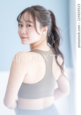 The back of a young woman doing training 124834523