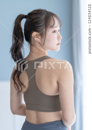 年輕女子訓練的背影 124834528