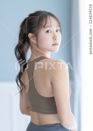 年輕女子訓練的背影 124834529