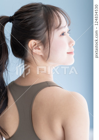 年輕女子訓練的背影 年輕女子訓練的背影 124834530