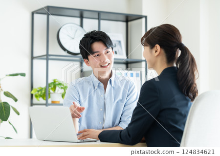 一位年輕人正在與規劃師協商 124834621