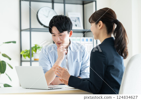 一位年輕人正在與規劃師協商 124834627