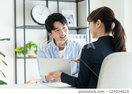 一位年輕人正在與規劃師協商 124834628