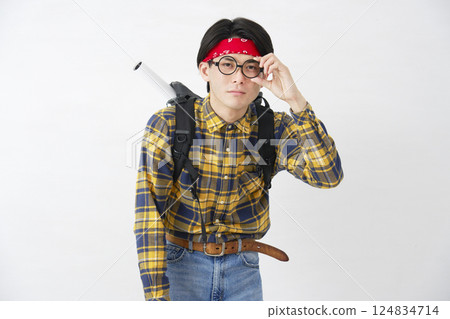 秋葉原風格的男性，面無表情，白色背景，肖像，看著相機 124834714