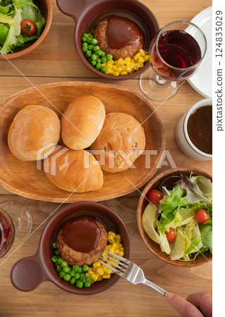 漢堡牛排配上濃釉醬汁作為主菜 漢堡牛排配上濃釉醬汁作為主菜 124835029