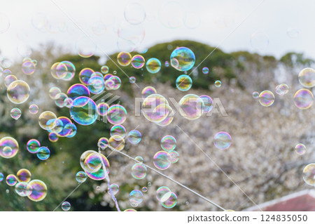 Use tools to make lots of soap bubbles 124835050