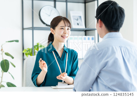 一位女規劃師向一位年輕男子講解 124835145