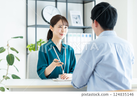 一位女規劃師向一位年輕男子講解 124835146