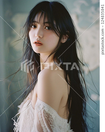 一位身穿白色連身裙的日本女性的肖像 124835841