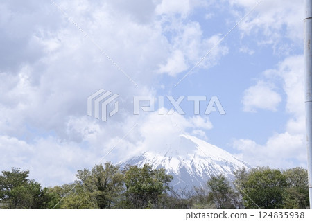 Mt. Fuji seen through the gap between clouds 124835938