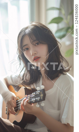 拿著木吉他的亞裔女子 拿著木吉他的亞裔女子 124836000