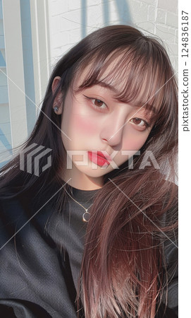 一名亞洲女性正在自拍 124836187