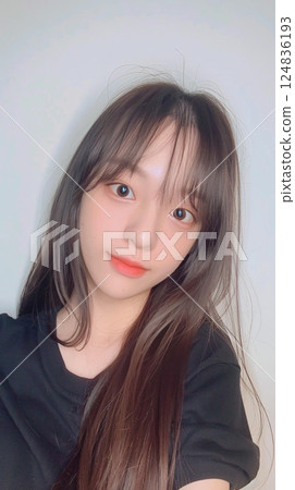 一名亞洲女性正在自拍 124836193