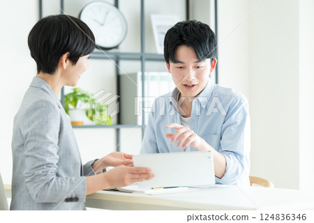 一位年輕人正在與規劃師協商 一位年輕人正在與規劃師協商 124836346