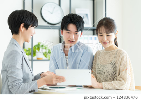 對年輕的夫婦諮詢規劃師 124836476