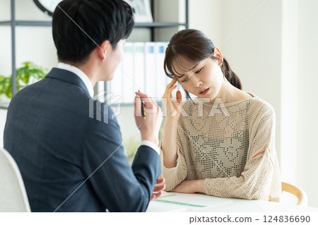 Young woman consulting a consultant 124836690