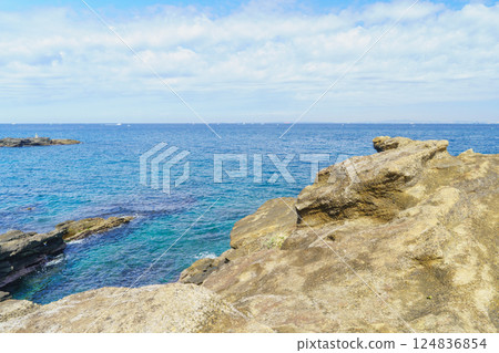 [Minamiboso City, Chiba Prefecture] The rocks of Myojin Cape (Omisaki Cape Natural Park) and Tokyo Bay 124836854