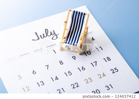日曆上的躺椅七月 124837412