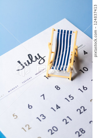 日曆上的躺椅七月 124837413