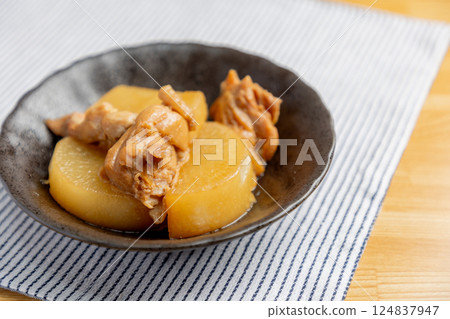 Simmered chicken and radish 124837947
