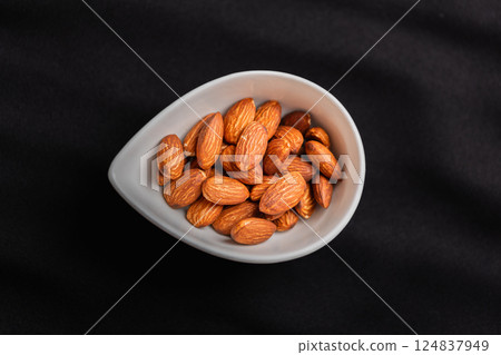 托盤中的杏仁 124837949